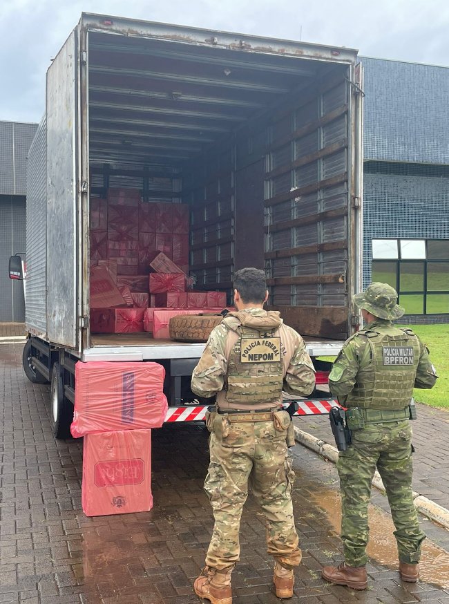 BPFRON e Polícia Federal apreendem barco e caminhão com mais de 17 mil pacotes de cigarros contrabandeados em Guaíra