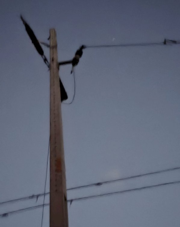 Rompimento de cabos de alta tensão deixa dezenas de residências sem energia em Novo Três Passos