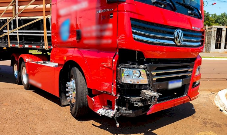 Caminhonete roda na pista após colisão com caminhão em frente ao cemitério de Nova Santa Rosa