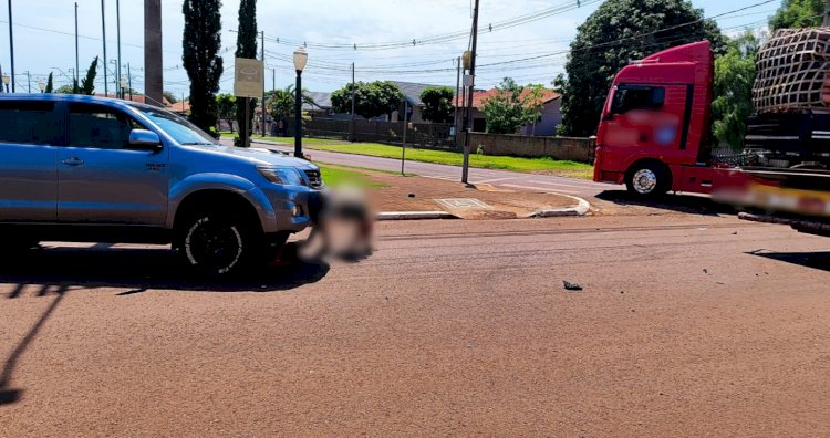 Caminhonete roda na pista após colisão com caminhão em frente ao cemitério de Nova Santa Rosa