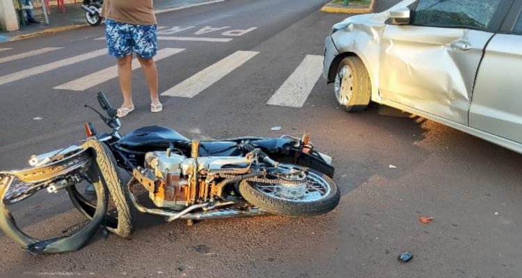 Motociclista fica ferido após colisão entre carro e moto em rotatória no centro de Nova Santa Rosa