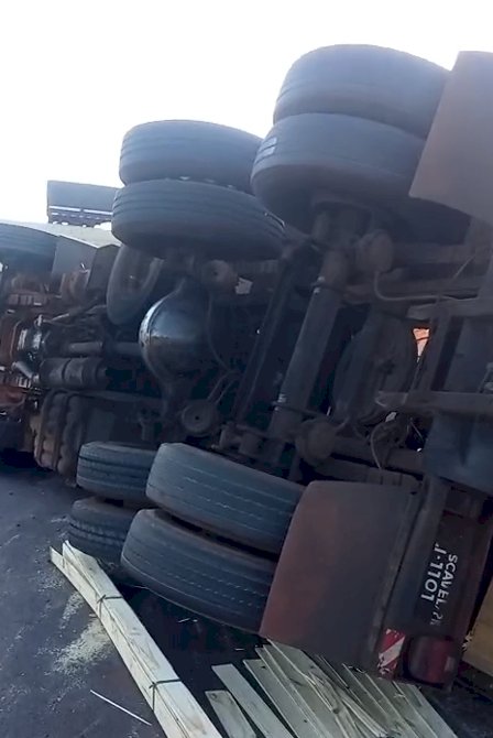 Perigo na Pista: Resíduos de madeira e óleo permanecem na pista após tombamento de caminhão no trevo de acesso a Marechal Rondon