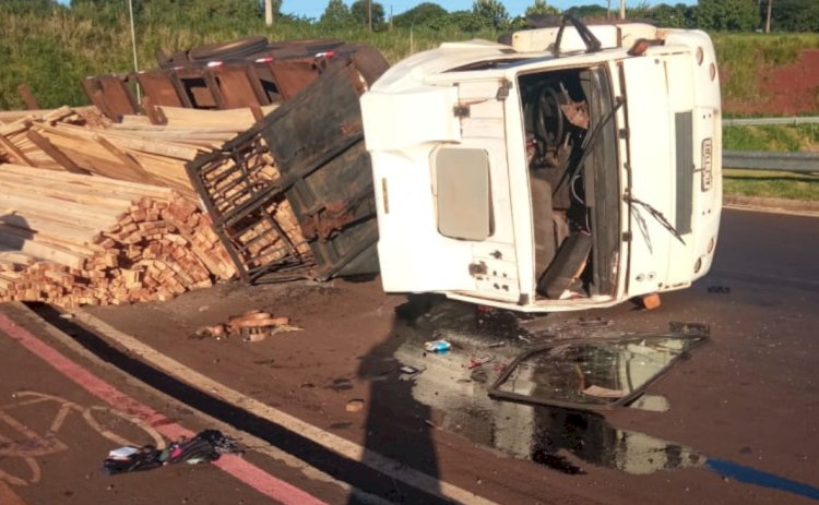 Perigo na Pista: Resíduos de madeira e óleo permanecem na pista após tombamento de caminhão no trevo de acesso a Marechal Rondon