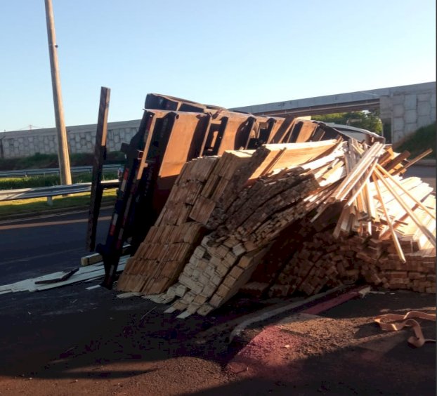 Caminhão carregado com madeira tomba em trevo de acesso a Marechal Cândido Rondon