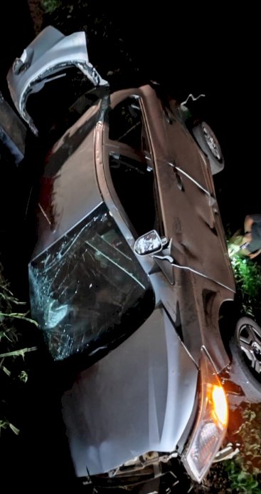 Capotamento na PR-581 deixa três pessoas feridas em Tupãssi