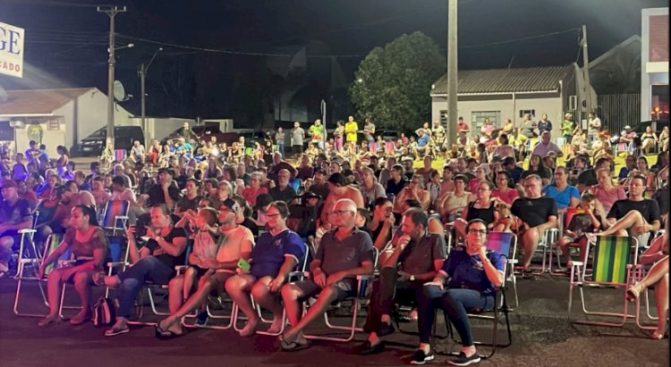 Noite Natalina encanta comunidade em Porto Mendes