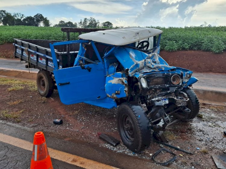 Colisão frontal deixa idoso gravemente ferido na PR-495, em Santa Helena