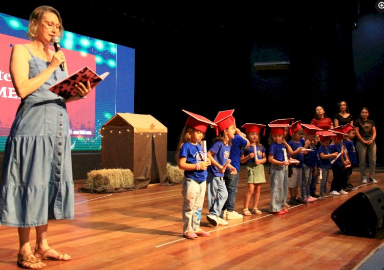 Noite Natalina do CMEI ABC encanta ao público presente no Teatro Municipal Gustavo Fischer