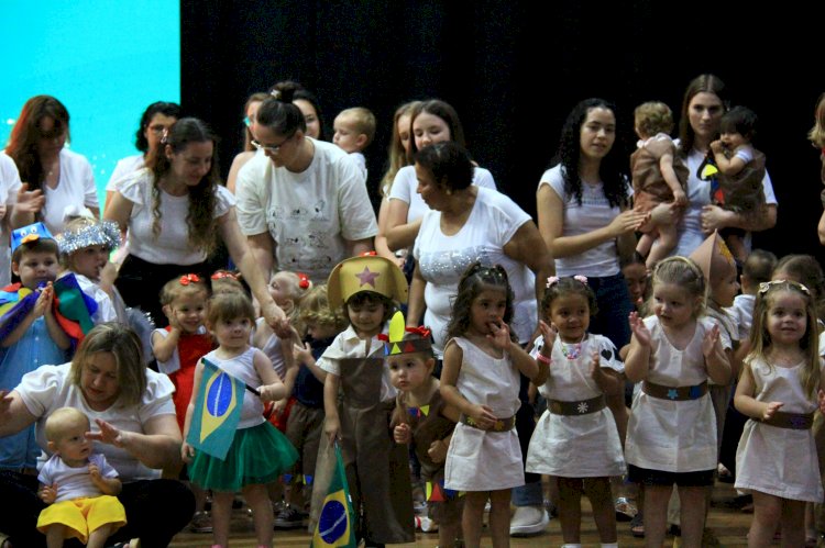 CMEI Asilda Röpke encanta o público com o musical “Natal Brasileiro” no Teatro Municipal