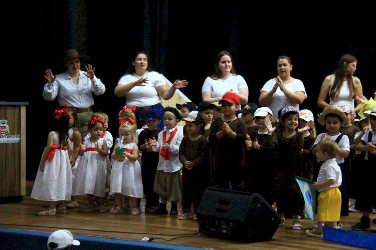 CMEI Asilda Röpke encanta o público com o musical “Natal Brasileiro” no Teatro Municipal
