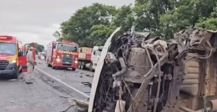 Novas informações sobre colisão entre van e carreta que seria de Nova Santa Rosa