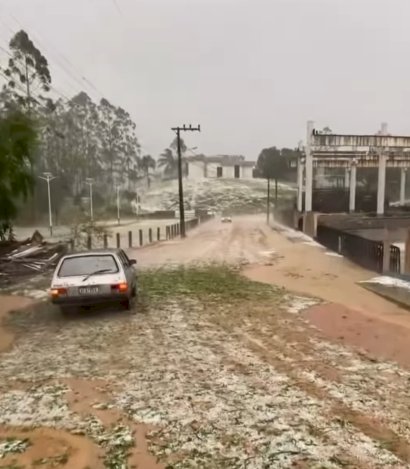 Tempestade com granizo provoca estragos e assusta moradores em Lontras, em Santa Catarina